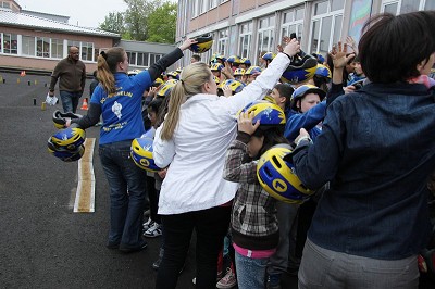 130430_PI_Spende_Helme_Raeder_3 kl 130430_PI_Spende_Helme_Raeder_3 kl